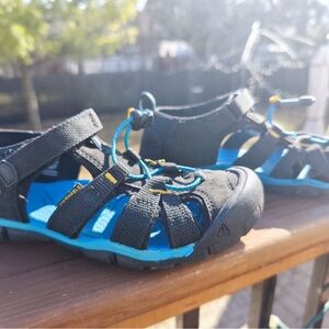 ☀️🍉EUC - Keen Kids Black and Blue Sandals 🍉☀️